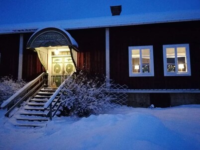 Hälsingegård med anor från 1600-talet. Utanför Hudiksvall. Skidor, fiske, natur.