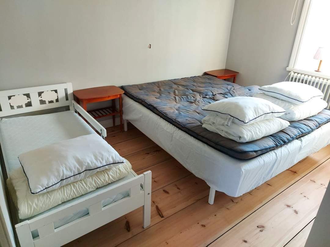 2 bedrooms, iron/ironing board, WiFi