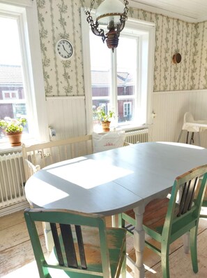 Dining - Hälsingegård med anor från 1600-talet. Utanför Hudiksvall. Skidor, fiske, natur. (Gåcksäter)