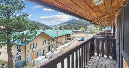 Newly remodeled "Slope View Retreat", In Town, Mountain Views, WIFI