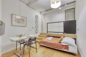 Een strijkplank/strijkijzer, reisbedje, wifi, beddengoed