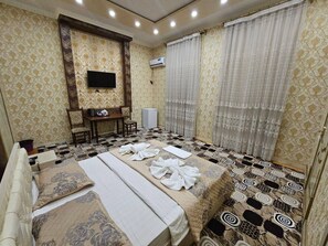 Chambre luxueuse double, vue sur le jardin | Salle de bain | Articles de toilette (gratuits), séchoir à cheveux, pantoufles