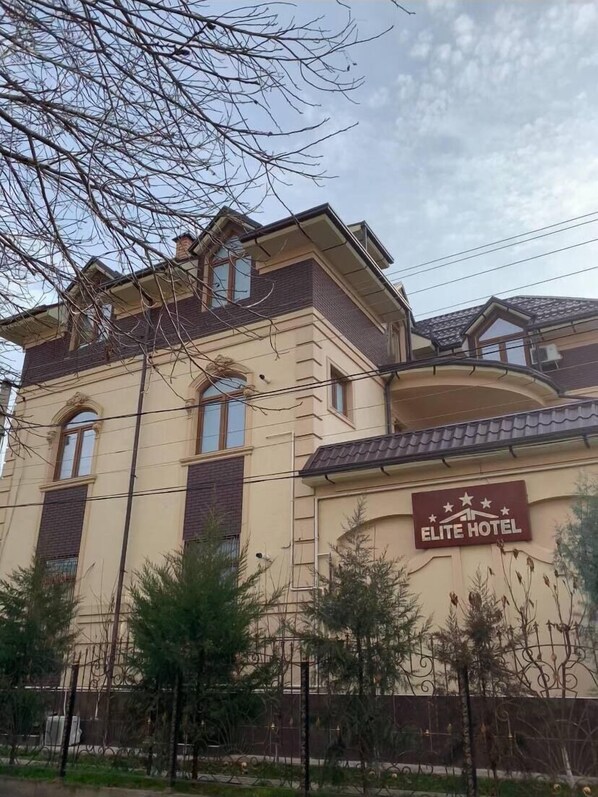 Una televisión de pantalla plana