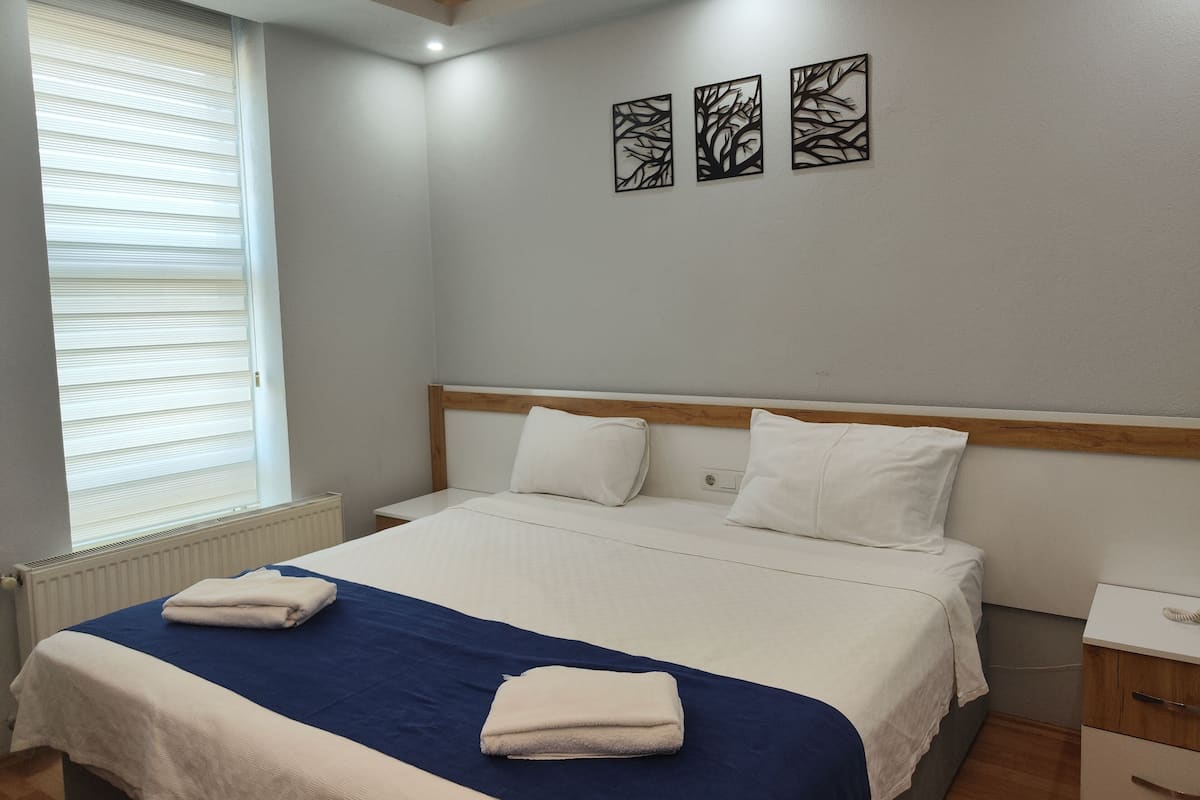 Ropa de cama de alta calidad, minibar, muebles diferentes y wifi gratis