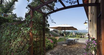 Casa Gioele B: A welcoming apartment situated in a quiet location, a few minutes from the town center, with Free WI-FI.