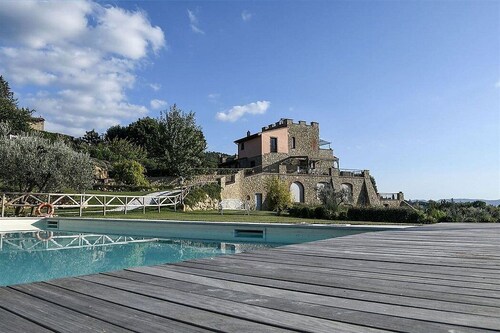 Villa Pietrina: An elegant and welcoming three-story ancient watch tower surrounded by the greenery, with Free WI-FI.