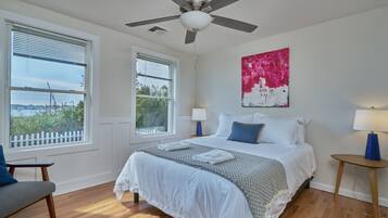 3 soverom, skrivebord, strykejern/-brett og reiseseng for barn