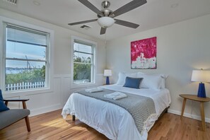 3 bedrooms, desk, iron/ironing board, travel cot - The Mystic Harbor House · walk downtown Mystic · train · aquarium (Stonington)