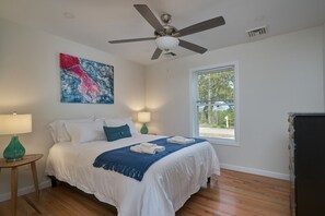 3 habitaciones, escritorio y tabla de planchar con plancha 