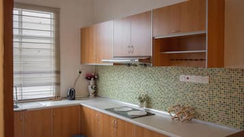 Luxury Bungalow | Private kitchen | Fridge, microwave, stovetop, electric kettle