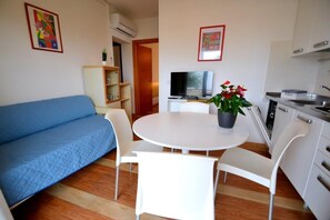 Apartment, 1 Bedroom, Balcony, Ocean View | Dining