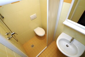 A bathroom with a shower, toilet, and sink. - Coastal Comfort Flat Just 400m From the Beach (San Michele al Tagliamento)