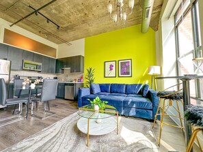 Smart TV, books - Group-Friendly 2BR Chicago Retreat Near McCormick Place & Soldier Field (Chicago)