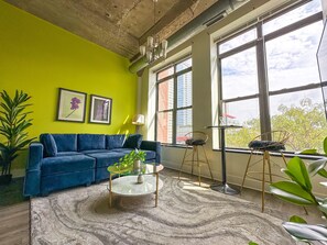 Smart TV, books - Group-Friendly 2BR Chicago Retreat Near McCormick Place & Soldier Field (Chicago)