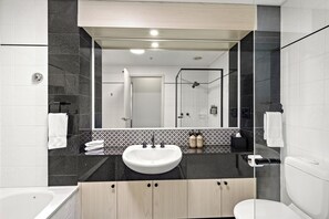 Chambre Signature double ou avec lits jumeaux, 1 chambre, non-fumeur, cuisinette | Salle de bain | Baignoire et douche séparées, articles de toilette (gratuits)