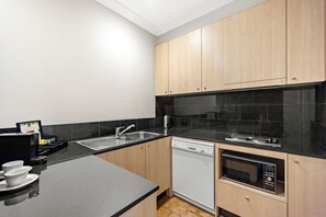 Executive vierpersoonskamer, 2 slaapkamers, niet-roken, kitchenette | Privékeuken | Een koelkast, een microgolfoven, een kookplaat, een waterkoker