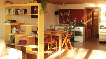 Fridge, oven, stovetop, coffee/tea maker