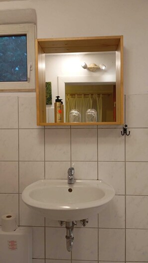 Dusche, Haartrockner, Hausschuhe, Handtücher