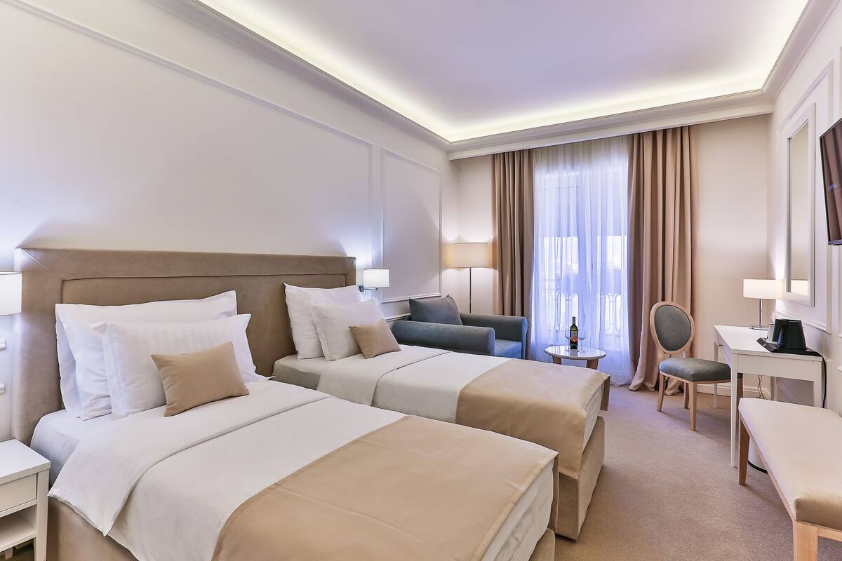 Deluxe kamer, 1 twee- of 2 eenpersoonsbedden | 1 slaapkamer, een minibar, een kluis op de kamer, een bureau