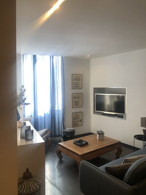 Fernseher, Bücher, Drucker