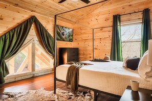 4 soverom, skrivebord, strykejern/-brett og reiseseng for barn