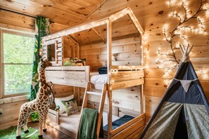 4 chambres, bureau, fer et planche à repasser, lit de bébé portatif