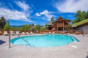 Innendørsbasseng og et oppvarmet basseng