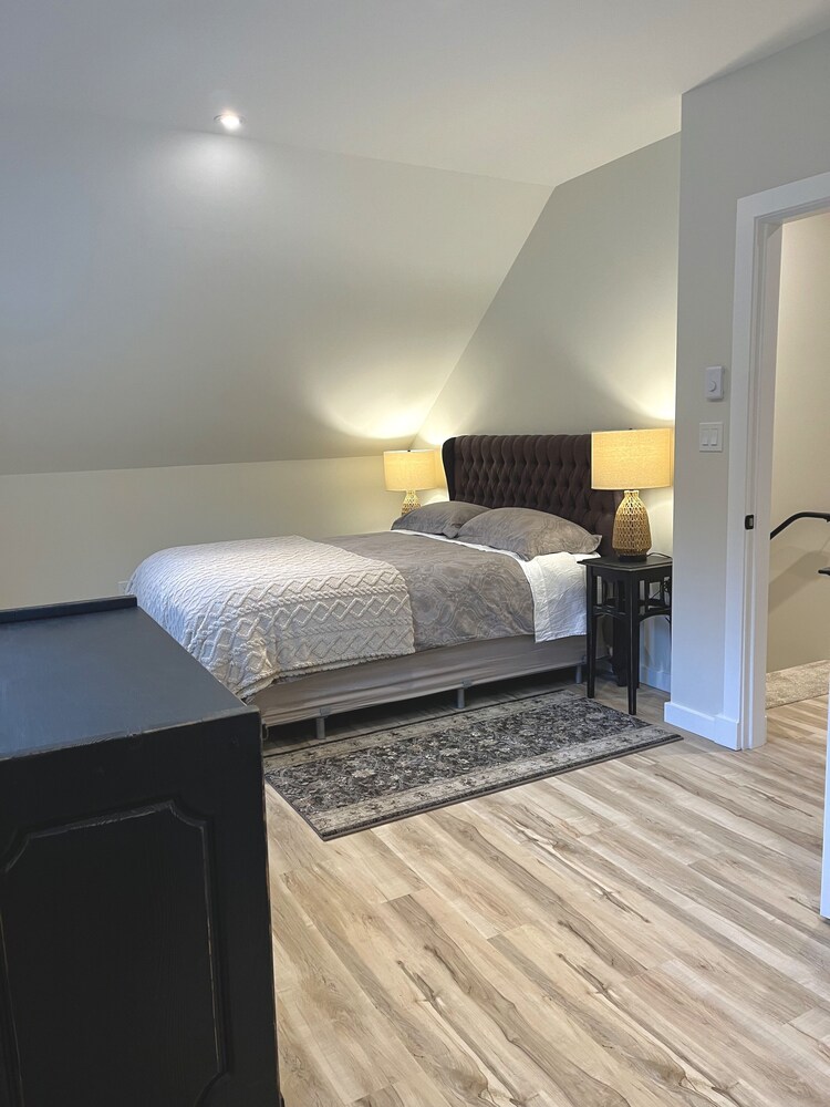 Warm, inviting updated 2 bdrm house in the forestonly minutes to town