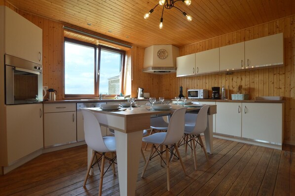 Kühlschrank, Mikrowelle, Herdplatte, Wasserkocher mit Kaffee-/Teezubehör