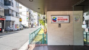 Un edificio moderno con un letrero de Ramada Encore by Wyndham.