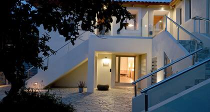 Sir T Comfy, your comfy retreat in southwest Messinia...