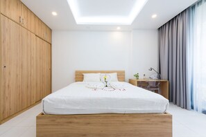 Down comforters, desk, laptop workspace, free WiFi - Quyet Homestay (Hanoi)