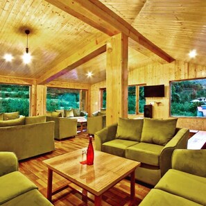 Lobby sitting area - Vyas vatika Manali  (Manali)