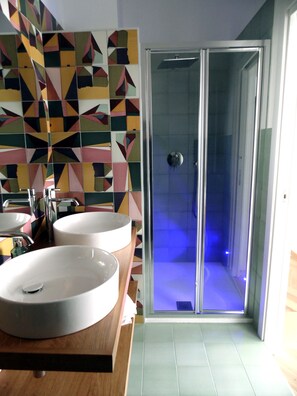 Doccia, asciugacapelli, bidet, asciugamani