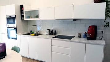 Réfrigérateur, micro-ondes, four, lave-vaisselle