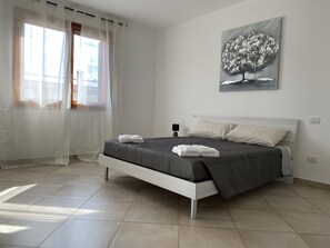 3 chambres, fer et planche à repasser, Wi-Fi, draps fournis