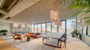 House - Modern Studio w Balcony in Business Bay (Dubai)