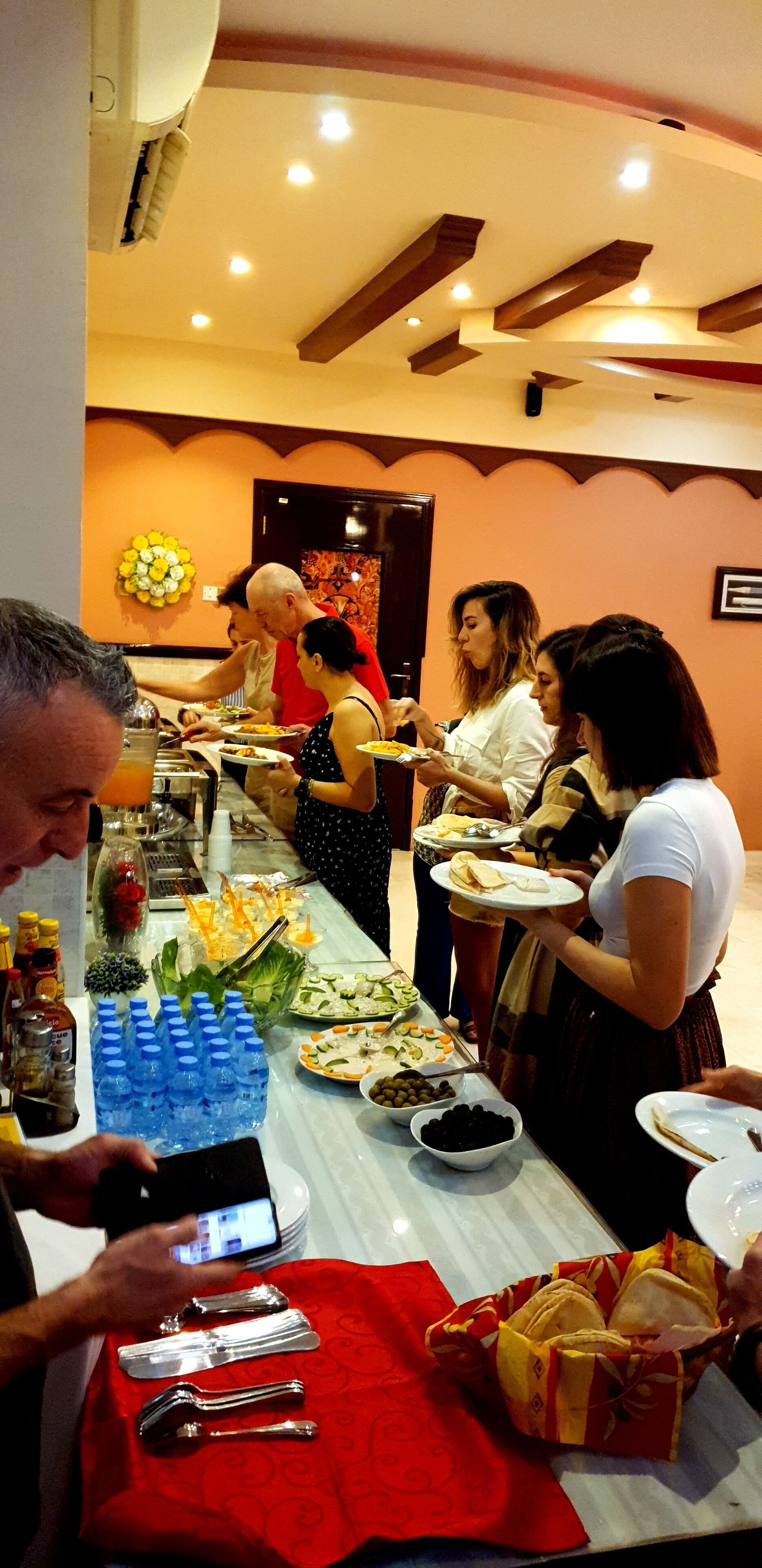 Una disposición de bufé con diversos alimentos y bebidas.