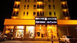 A hotel with multiple floors, balconies, and a restaurant at the ground level. - Bahla Hotel Apartment  (Bahla)