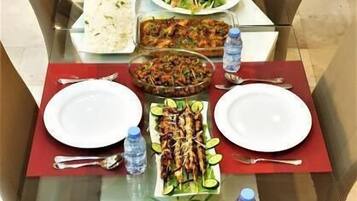 Petit déjeuner complet (10 USD par personne)