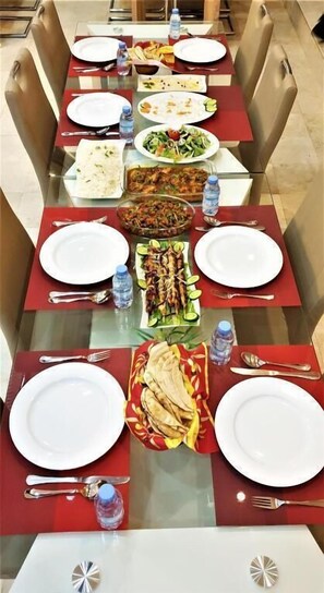 Desayuno completo (USD 10 por persona) 