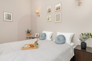 2 개의 침실, 책상, 노트북 작업 공간, 침대 시트