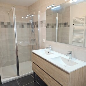 Shower, hair dryer, towels