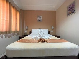 1 habitación, decoración personalizada, muebles diferentes y escritorio 