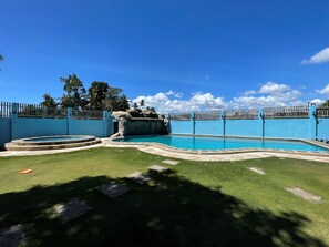 Hồ bơi ngoài trời 