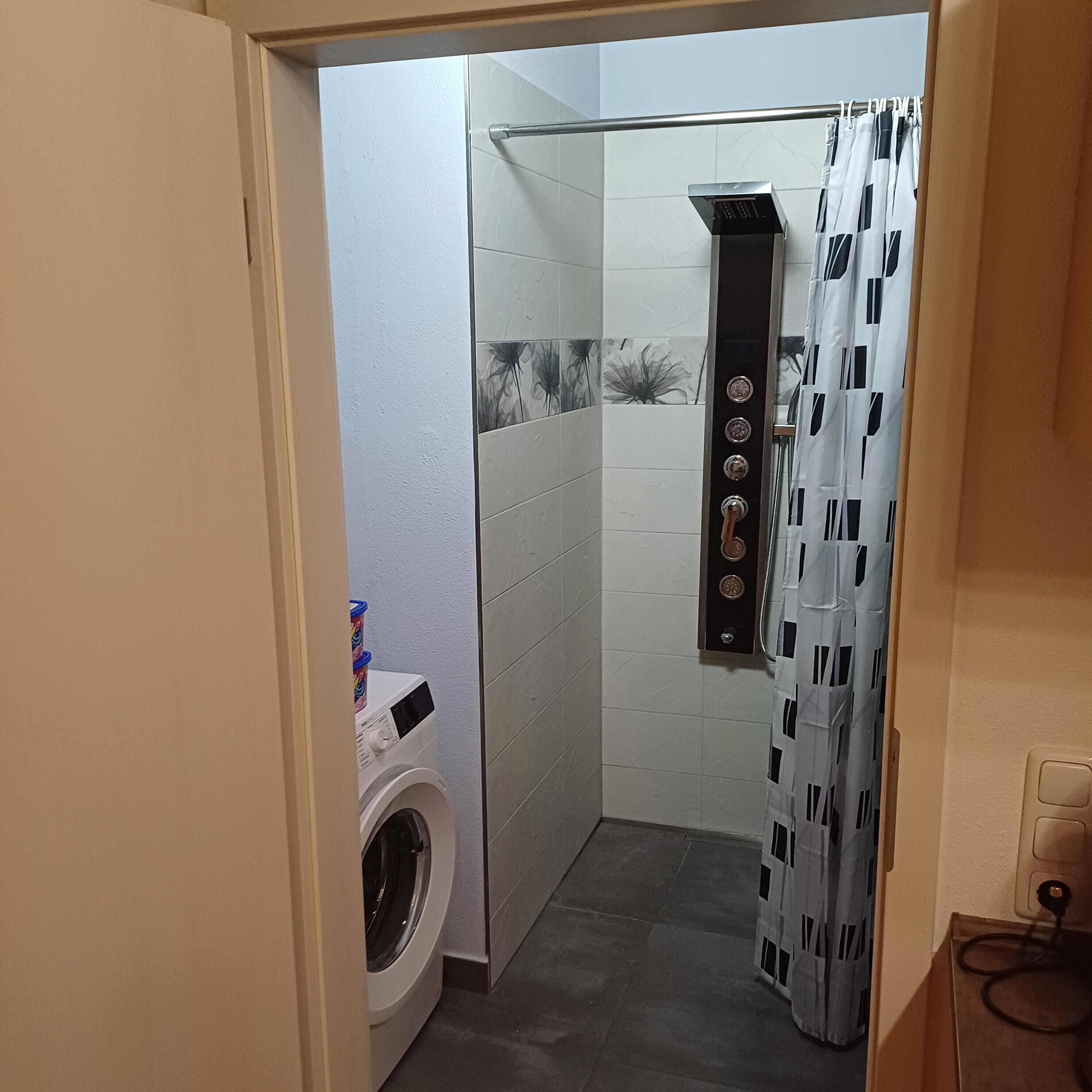Douche, sèche-cheveux, serviettes fournies