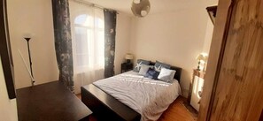 4 Schlafzimmer, Zimmersafe, Schreibtisch, Bügeleisen/Bügelbrett