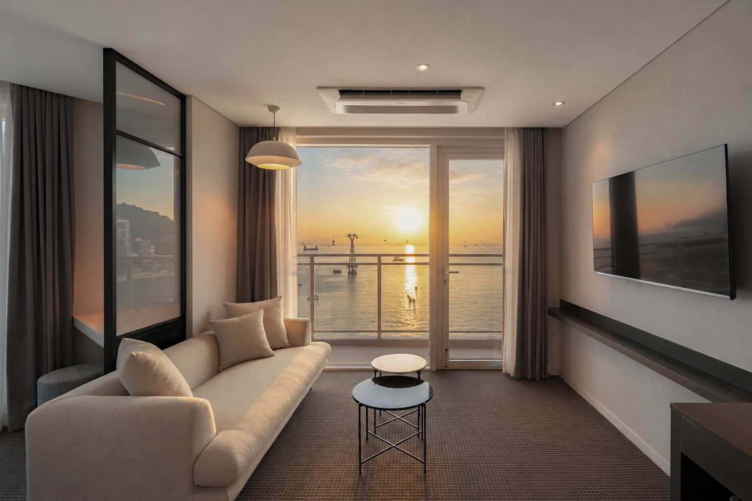 Studio Suite W Ocean | Hypo-allergenic bedding, desk, laptop workspace, blackout drapes