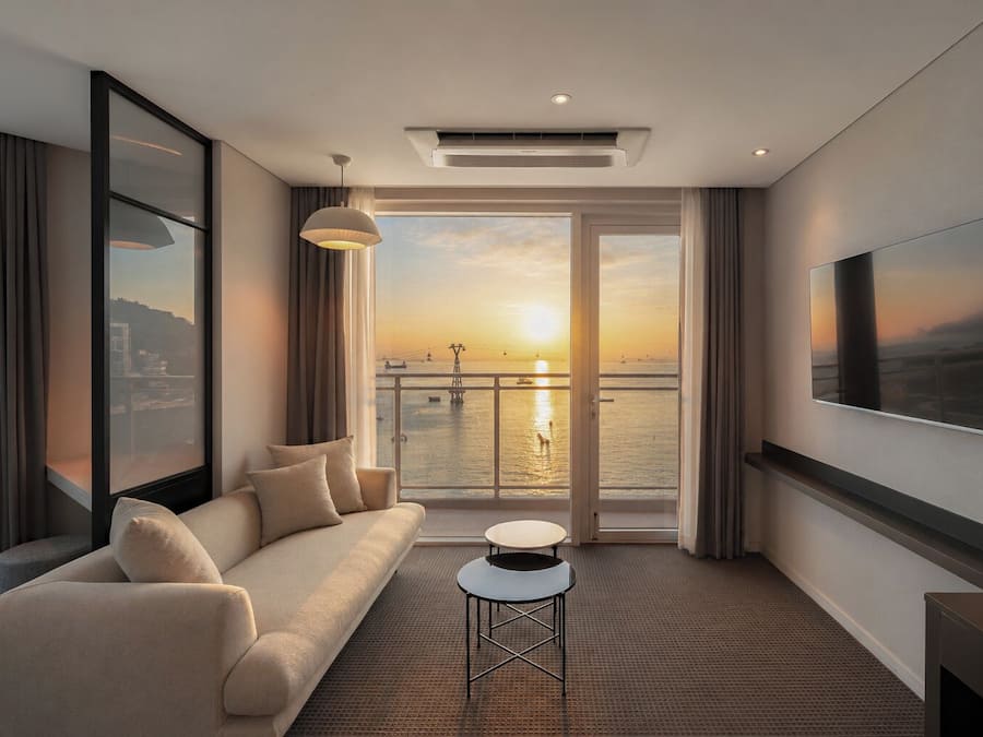 Studio Suite W Ocean | Hypo-allergenic bedding, desk, laptop workspace, blackout drapes