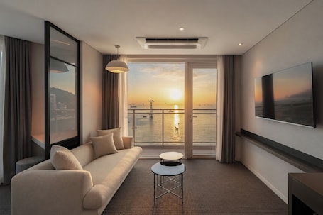 Studio Suite W Ocean | 低刺激性寝具、デスク、ノートパソコン用作業スペース、遮光カーテン. Urbanstay Busan Songdo Beach